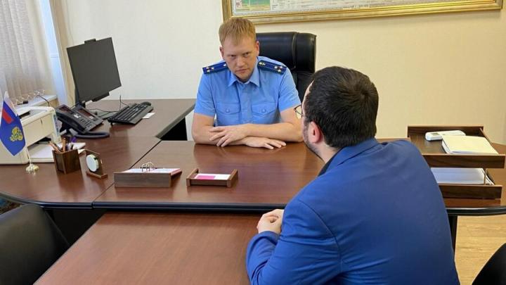 Саратовские общественники вымогали взятку за найденное нарушение в магазине Саратовские общественники вымогали взятку за найденное нарушение в магазине