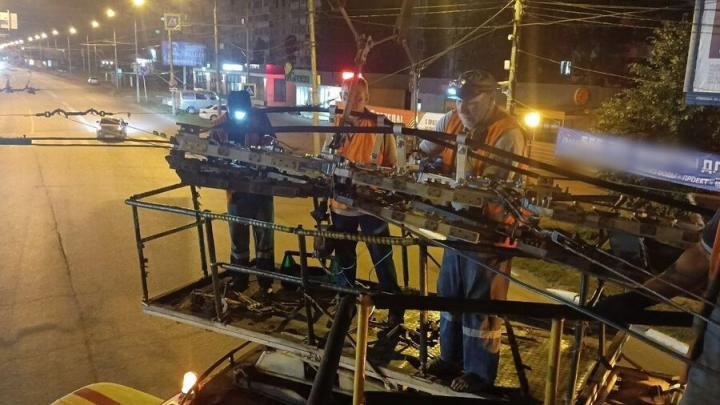 В Энгельсе заменили четвертьвековой участок контактной сети В Энгельсе заменили четвертьвековой участок контактной сети