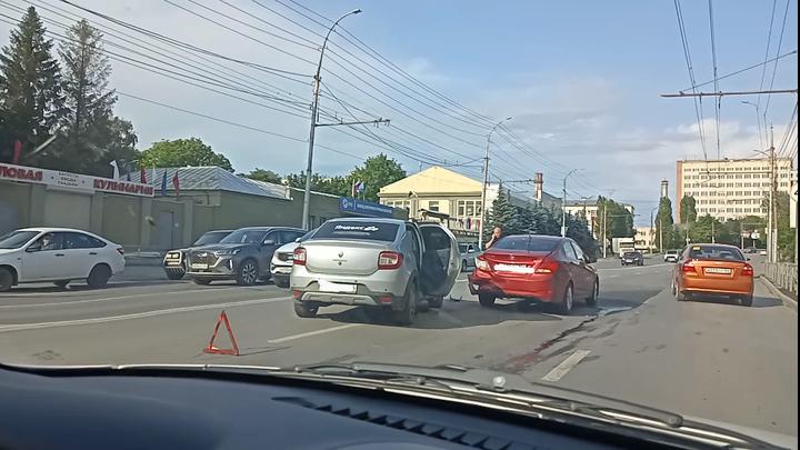 Две иномарки не поделили перекресток в Заводском районе Саратова Две иномарки не поделили перекресток в Заводском районе Саратова