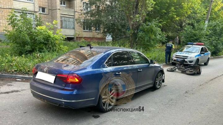 В Саратове Volkswagen столкнулся с электросамокатом: пострадавший парень в больнице В Саратове Volkswagen столкнулся с электросамокатом: пострадавший парень в больнице