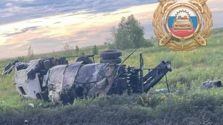 Битумовоз съехал в кювет под Аткарском: два человека пострадали Битумовоз съехал в кювет под Аткарском: два человека пострадали