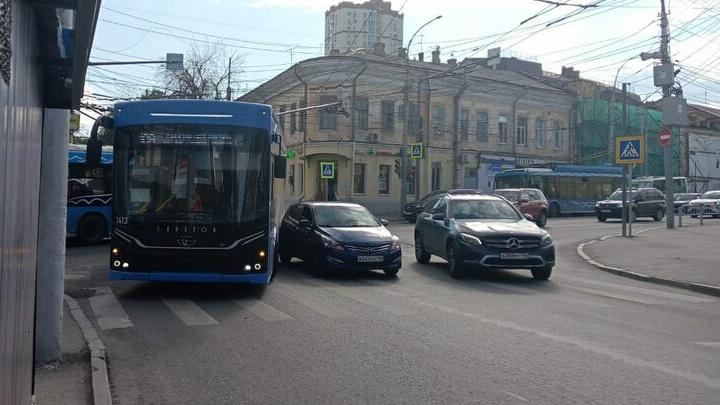В Саратове столкнулись легковушка с троллейбусом В Саратове столкнулись легковушка с троллейбусом