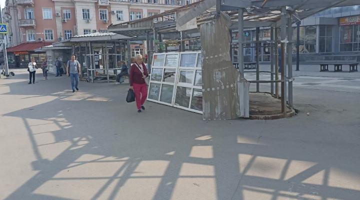 Ларьки у «Детского мира» разобрали до каркаса: Саратов расчищает остановки Ларьки у «Детского мира» разобрали до каркаса: Саратов расчищает остановки