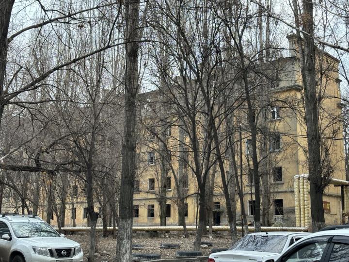 Женщина выжила после падения с высоты на промзоне Саратова Женщина выжила после падения с высоты на промзоне Саратова