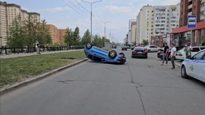«Ученик» завалился на бок: Peugeot перевернулся в микрорайоне Солнечный в Саратове | Видео «Ученик» завалился на бок: Peugeot перевернулся в микрорайоне Солнечный в Саратове | Видео