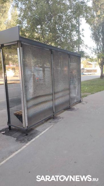 Неизвестные устроили ночной погром на остановках в Заводском районе Саратова Неизвестные устроили ночной погром на остановках в Заводском районе Саратова