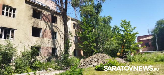 Аварийный дом у храма сносят в Заводском районе Саратова Аварийный дом у храма сносят в Заводском районе Саратова