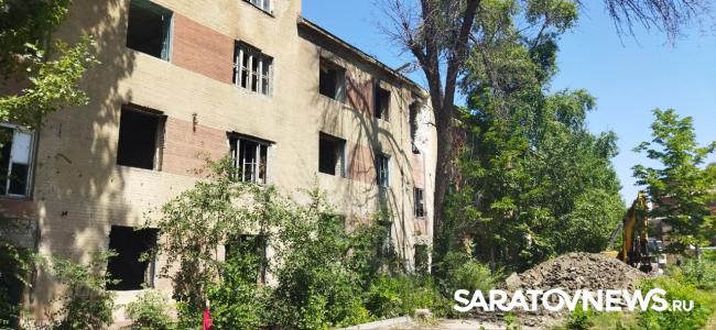 Аварийный дом у храма сносят в Заводском районе Саратова Аварийный дом у храма сносят в Заводском районе Саратова
