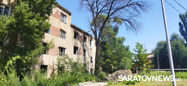 Аварийный дом у храма сносят в Заводском районе Саратова Аварийный дом у храма сносят в Заводском районе Саратова