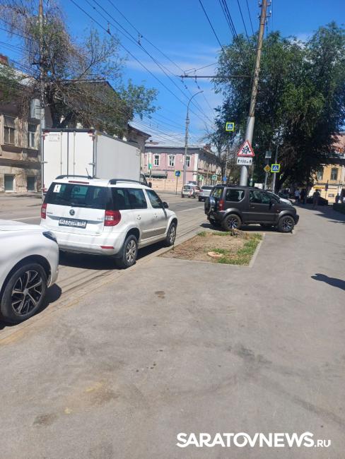 Пеньки в городе: в Саратове срубили несколько деревьев на улице Чернышевского Пеньки в городе: в Саратове срубили несколько деревьев на улице Чернышевского