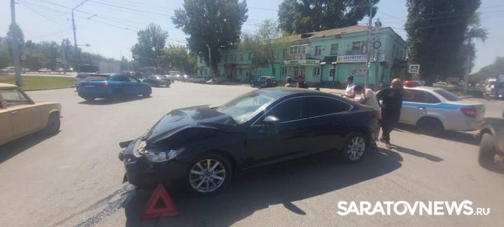 Три автомобиля столкнулись на Сокурском тракте в Саратове: один перевернулся Три автомобиля столкнулись на Сокурском тракте в Саратове: один перевернулся