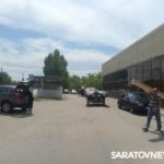 В Энгельсе парковка у магазина представляет опасность для людей