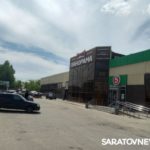 В Энгельсе парковка у магазина представляет опасность для людей