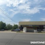 В Энгельсе парковка у магазина представляет опасность для людей