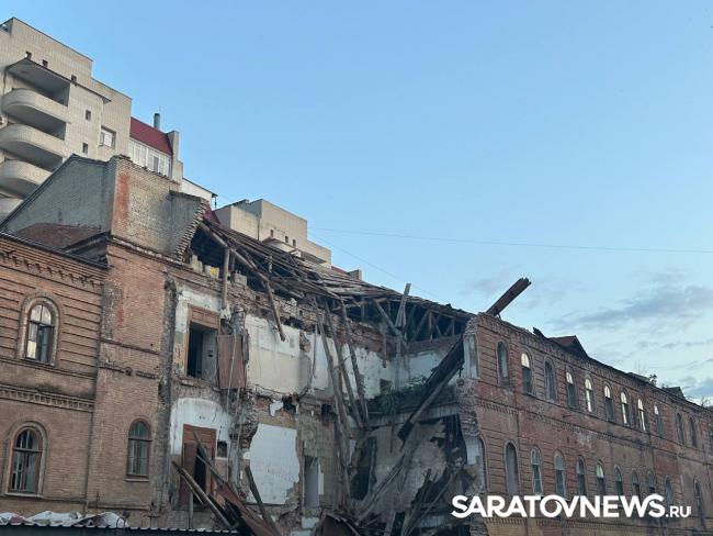 В Саратове провалилась крыша на здании казармы Деконского В Саратове провалилась крыша на здании казармы Деконского