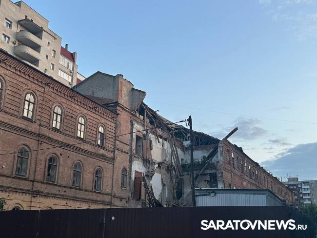 В Саратове провалилась крыша на здании казармы Деконского В Саратове провалилась крыша на здании казармы Деконского