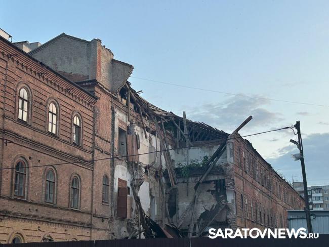 В Саратове провалилась крыша на здании казармы Деконского В Саратове провалилась крыша на здании казармы Деконского