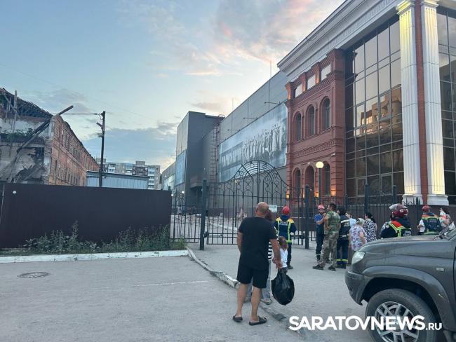 В Саратове провалилась крыша на здании казармы Деконского В Саратове провалилась крыша на здании казармы Деконского