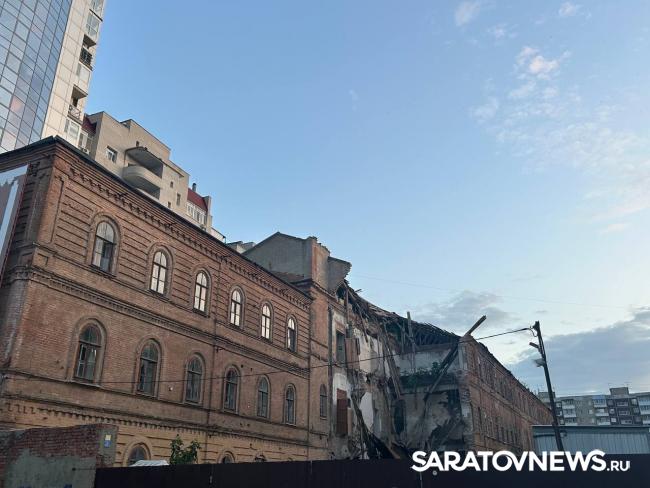В Саратове провалилась крыша на здании казармы Деконского В Саратове провалилась крыша на здании казармы Деконского