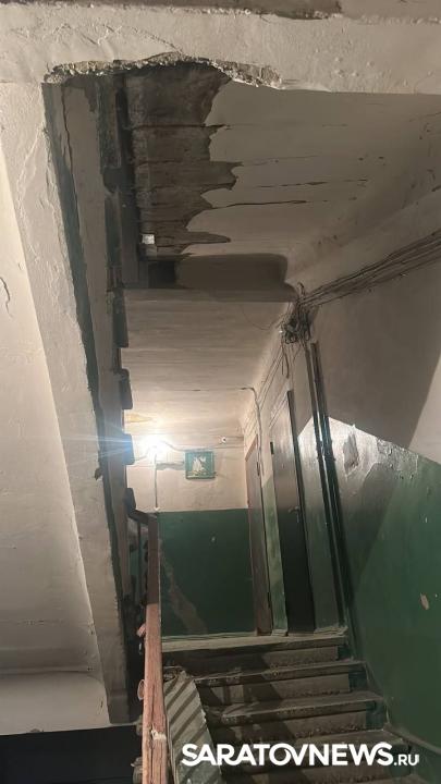 В саратовской многоэтажке обрушился лестничный пролет В саратовской многоэтажке обрушился лестничный пролет