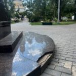 Покусились на святое: в Энгельсе вандалы повредили табличку Героя СССР