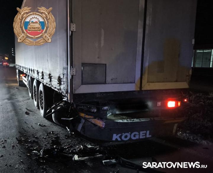 Водитель Ford Focus врезался в грузовик под Балаковом и попал в больницу Водитель Ford Focus врезался в грузовик под Балаковом и попал в больницу