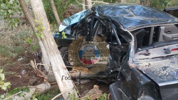 Hyundai врезался в дерево под Саратовом: водитель и пассажир госпитализированы Hyundai врезался в дерево под Саратовом: водитель и пассажир госпитализированы