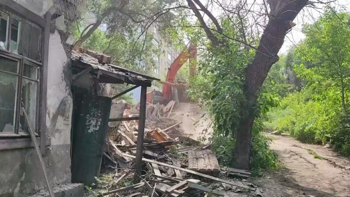 В Заводском районе Саратова сносят аварийный дом на Прессовой В Заводском районе Саратова сносят аварийный дом на Прессовой