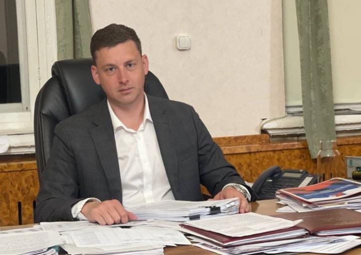 Глава Петровского района не справился с ремонтом козырька магазина Глава Петровского района не справился с ремонтом козырька магазина