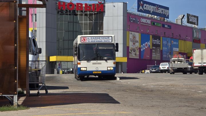 «Печь на колесах»: пассажиры жалуются на невозможные условия в 53-м автобусе Саратова