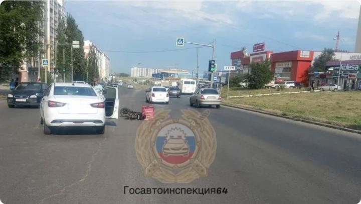 В Солнечном-2 водитель сбил курьера-электросамокатчика — пострадавший в больнице В Солнечном-2 водитель сбил курьера-электросамокатчика — пострадавший в больнице