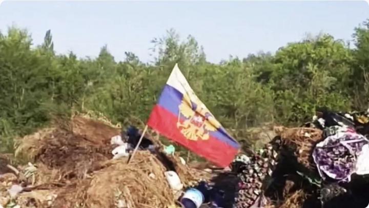 Скандал в Балакове: флаг России воткнули в мусор у кладбища Скандал в Балакове: флаг России воткнули в мусор у кладбища