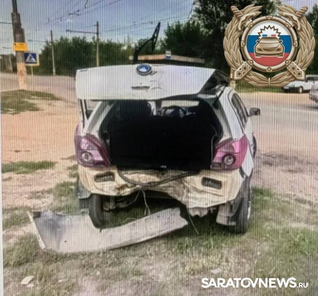В Балакове столкнулись Renault и Geely: пострадали женщина и 11-летняя девочка В Балакове столкнулись Renault и Geely: пострадали женщина и 11-летняя девочка