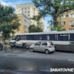 В центре Энгельса автобус столкнулся с двумя легковушками В центре Энгельса автобус столкнулся с двумя легковушками