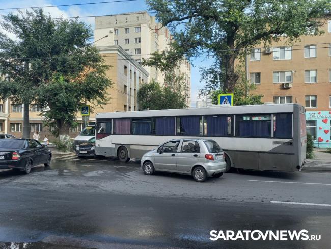 В центре Энгельса автобус столкнулся с двумя легковушками В центре Энгельса автобус столкнулся с двумя легковушками