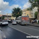 В центре Энгельса автобус столкнулся с двумя легковушками В центре Энгельса автобус столкнулся с двумя легковушками