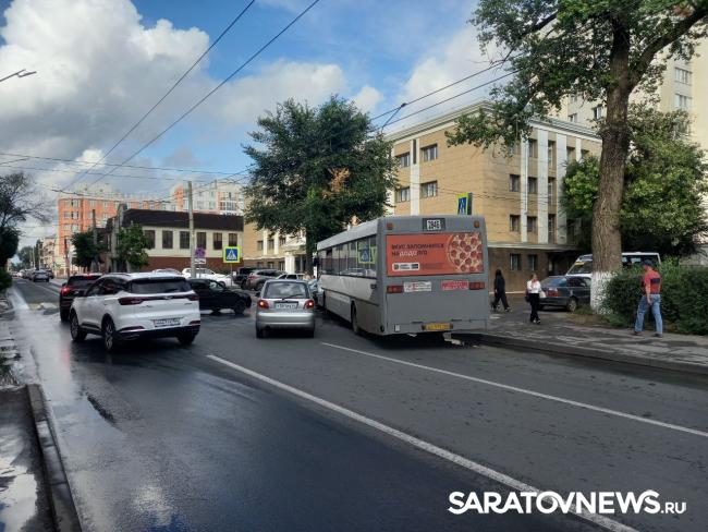 В центре Энгельса автобус столкнулся с двумя легковушками В центре Энгельса автобус столкнулся с двумя легковушками