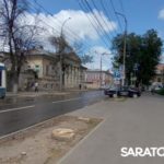 Потоки бьют из-под земли на улице Чернышевского в Саратове Потоки бьют из-под земли на улице Чернышевского в Саратове