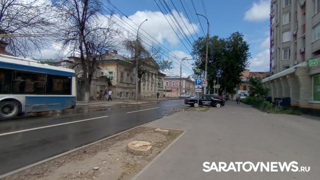 Потоки бьют из-под земли на улице Чернышевского в Саратове Потоки бьют из-под земли на улице Чернышевского в Саратове