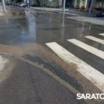 Потоки бьют из-под земли на улице Чернышевского в Саратове Потоки бьют из-под земли на улице Чернышевского в Саратове