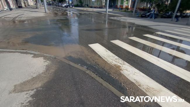 Потоки бьют из-под земли на улице Чернышевского в Саратове Потоки бьют из-под земли на улице Чернышевского в Саратове