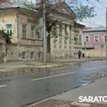 Потоки бьют из-под земли на улице Чернышевского в Саратове Потоки бьют из-под земли на улице Чернышевского в Саратове