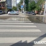 Потоки бьют из-под земли на улице Чернышевского в Саратове Потоки бьют из-под земли на улице Чернышевского в Саратове