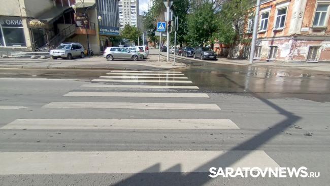 Потоки бьют из-под земли на улице Чернышевского в Саратове Потоки бьют из-под земли на улице Чернышевского в Саратове