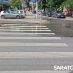 Потоки бьют из-под земли на улице Чернышевского в Саратове Потоки бьют из-под земли на улице Чернышевского в Саратове