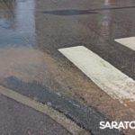 Потоки бьют из-под земли на улице Чернышевского в Саратове Потоки бьют из-под земли на улице Чернышевского в Саратове