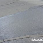 Потоки бьют из-под земли на улице Чернышевского в Саратове Потоки бьют из-под земли на улице Чернышевского в Саратове