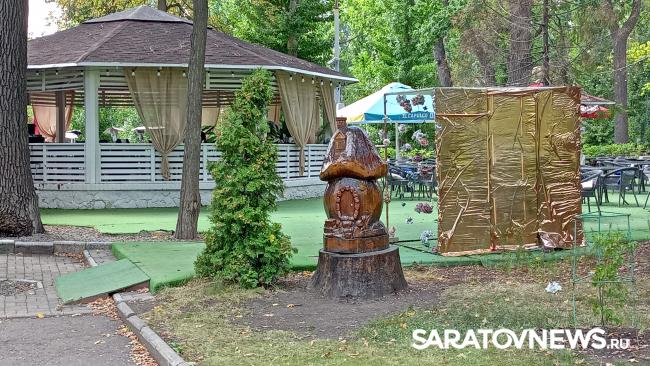 Трагедия в горпарке: на месте гибели девочки саратовцы начали устраивать мемориал Трагедия в горпарке: на месте гибели девочки саратовцы начали устраивать мемориал