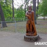 Трагедия в горпарке: на месте гибели девочки саратовцы начали устраивать мемориал Трагедия в горпарке: на месте гибели девочки саратовцы начали устраивать мемориал