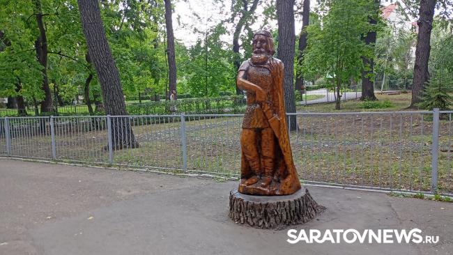 Трагедия в горпарке: на месте гибели девочки саратовцы начали устраивать мемориал Трагедия в горпарке: на месте гибели девочки саратовцы начали устраивать мемориал
